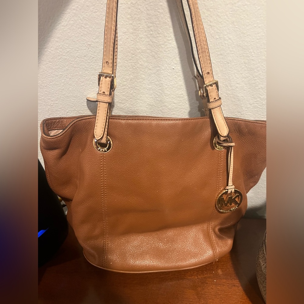 Michael Kors bag in very good condition worn maybe 5 times